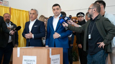 Джордже Симион и Калин Джорджеску гласуваха заедно на втория тур на изборите в Румъния