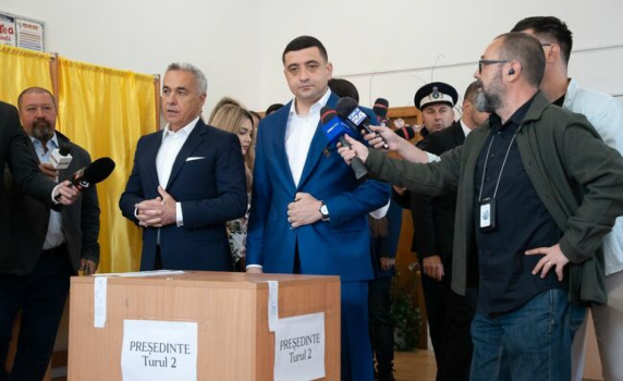Джордже Симион и Калин Джорджеску гласуваха заедно и на втория тур на изборите в Румъния