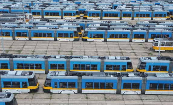 Транспортът в София тръгва от утре. Вдигат заплатите на шофьорите с 300 лв.