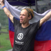 Отмениха световен рекорд на руски маратонец, защото развя руското знаме във Франция