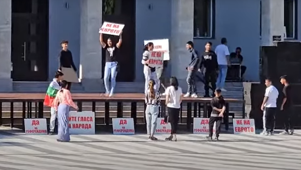 Ромски гюбеци и призиви за последен бой. Съпротивата срещу еврото става все по-гротескна