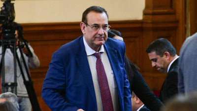 "Капитал": Джевдет Чакъров "се предаде" на Пеевски след повдигнати обвинения на сина му