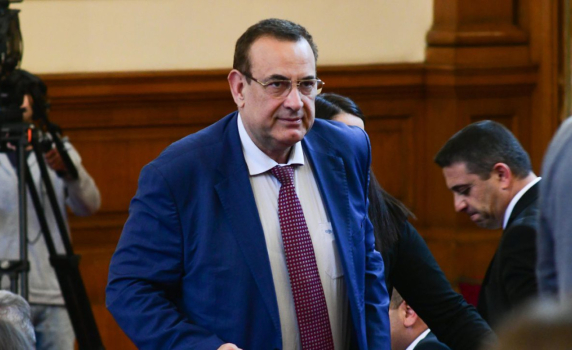 "Капитал": Джевдет Чакъров "се предаде" на Пеевски след повдигнати обвинения на сина му