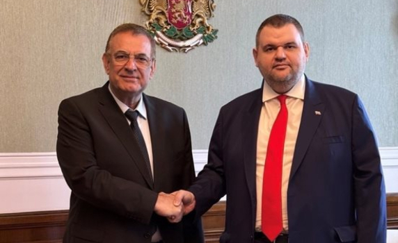 Чакъров се отказа от делото за изключване на Пеевски от ДПС