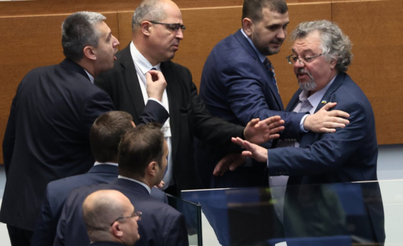 Скандал в НС между "Възраждане" и ПП-ДБ заради руския език
