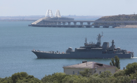 Службата за сигурност на Украйна заяви, че е поразила Кримския мост с подводни експлозиви
