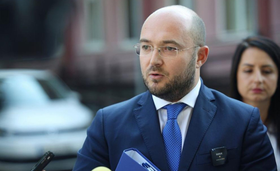 Министър Георгиев: 11 души от домовете в Ягода са в болница. Жена е с ампутирани ходило и пръсти