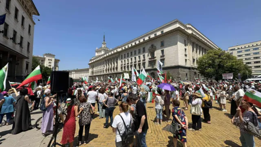 Протести срещу еврото в много градове на страната