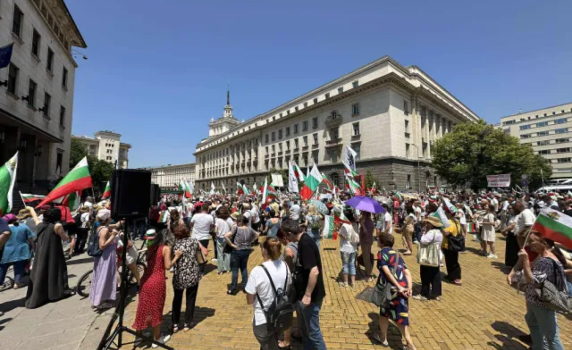 Протести срещу еврото в много градове на страната