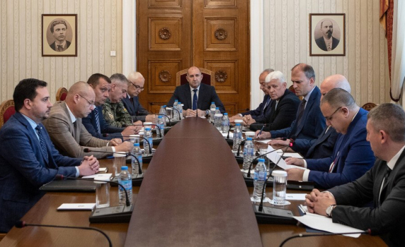 Радев свика службите на спешна среща заради израелската атака срещу Иран: Няма пряка заплаха за България