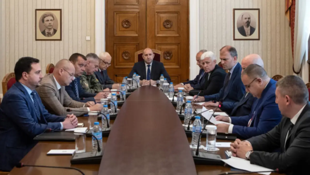 Радев: Няма заплаха за България след ударите на Израел по Иран