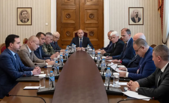 Радев: Няма заплаха за България след ударите на Израел по Иран