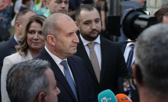 Президентът Радев: Правителството прави социологическа пропаганда и реклама на еврото. Конституцията прилича на изстрадала дама, която няма кой да защити