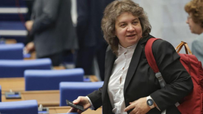 Киселова блокирала самолета за евакуация на българите от Израел