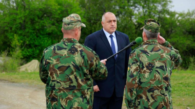 "Преса" през 2013 г.: Борисов използваше военните хеликоптери за лични нужди, предизборни кампании и курорт. Джапанките му още стоят в кугърите