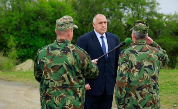 "Преса" през 2013 г.: Борисов използваше военните хеликоптери за лични нужди, предизборни кампании и курорт. Джапанките му още стоят в кугърите