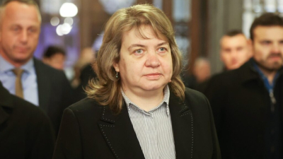 Скандалът с Киселова набира скорост! Излетяла от Баку, без да дочака 17-те българи, които се евакуират от Иран