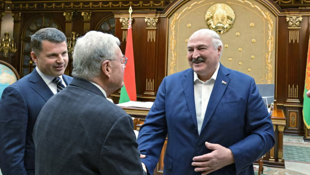 Келог прегърна Лукашенко и го нарече „приятелю“ по време на визита в Минск (видео)