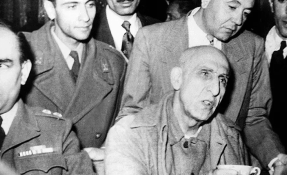 Как през 1953 г. ЦРУ свали демократично избрания ирански премиер Мосадък, защото се осмели да национализира петрола на страната си