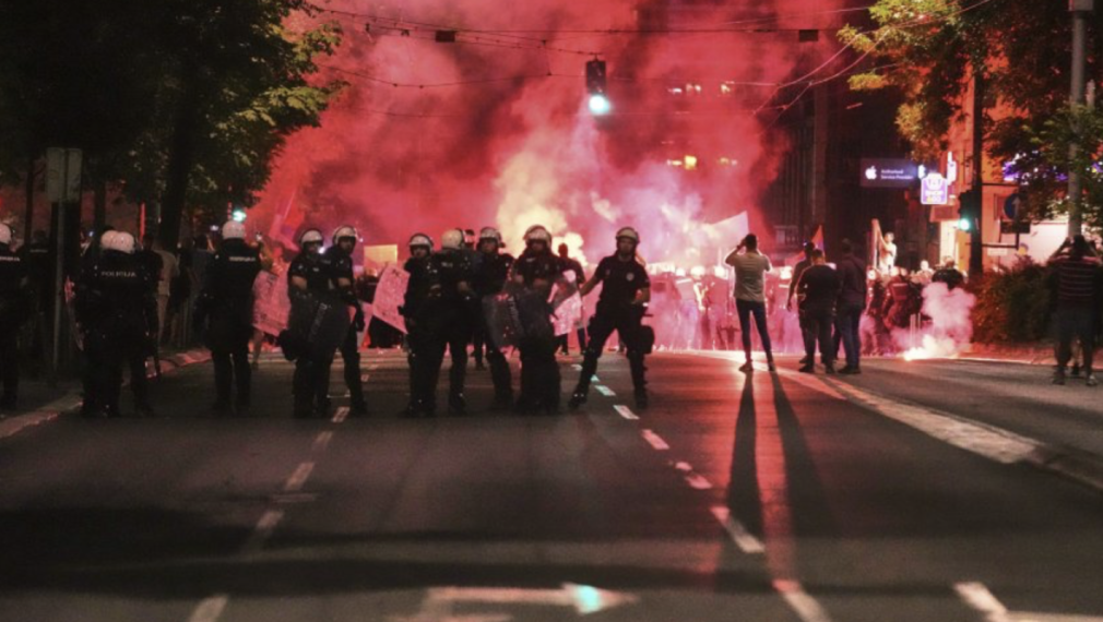 Сблъсъци с полицията, арести и сълзотворен газ на протеста в Белград
