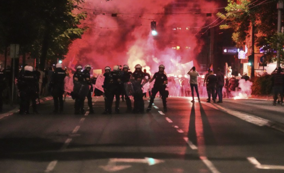 Сблъсъци с полицията, арести и сълзотворен газ на протеста в Белград