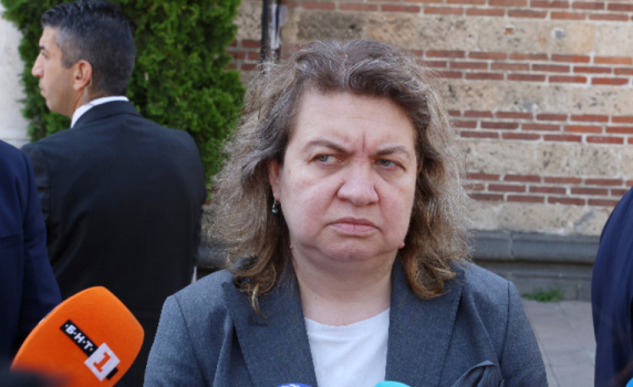 Киселова: Ние сме "съдружници по неволя". Правителството ще работи, докато повечето партии го поддържат