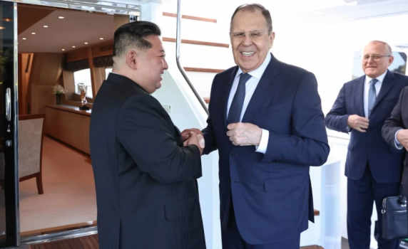 Лавров се срещна с Ким Чен Ун, прати му поздрави от Путин