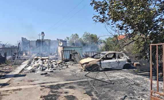 25 къщи изгоряха при пожар във вилна зона край Бургас