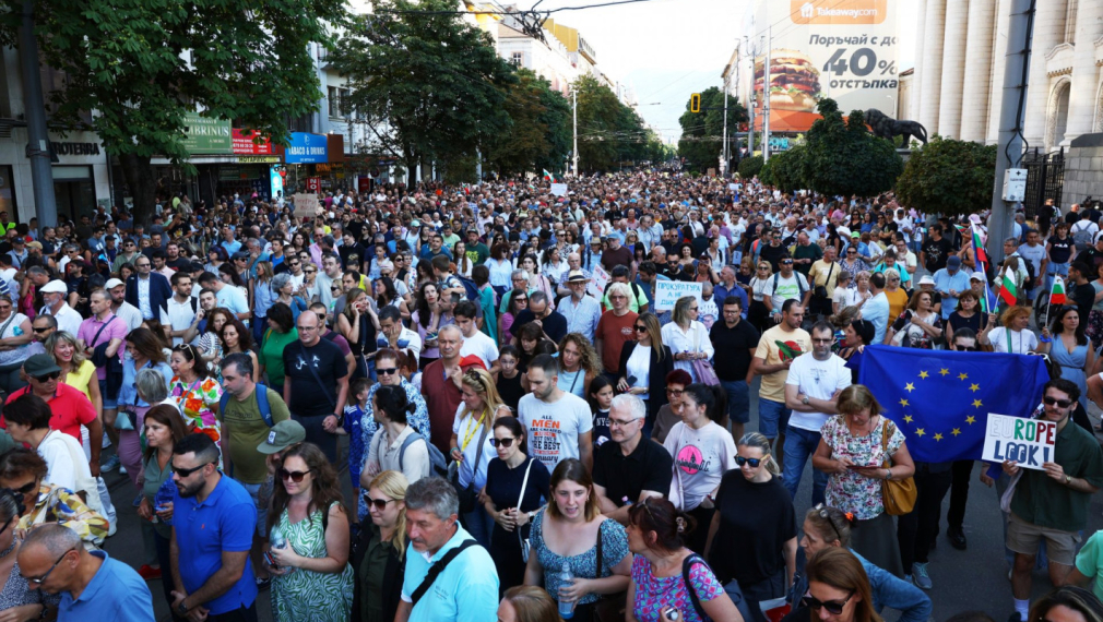 Многохилядни протести в София и Варна в защита на Благомир Коцев. Асен Василев: Законът е погазен от две свине