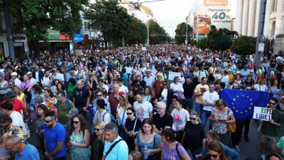 Многохилядни протести в София и Варна в защита на Благомир Коцев. Асен Василев: Законът е погазен от две свине