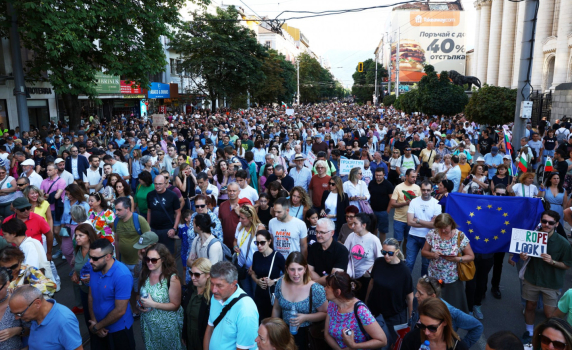 Многохилядни протести в София и Варна в защита на Благомир Коцев. Асен Василев: Законът е погазен от две свине