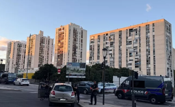 Френският град Ним въвежда полицейски час за младежите заради нарконасилие