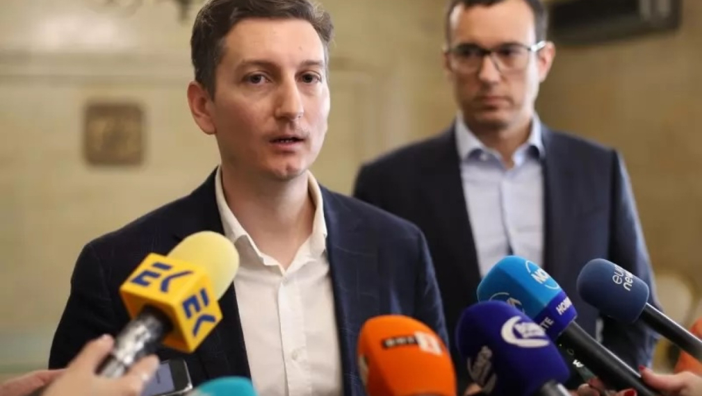 Зам.-кмет на София разказа как ПП-ДБ оставиха 3 млрд. в банката на "Кой", докато избирателите им протестират срещу Пеевски