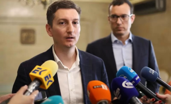 Зам.-кмет на София разказа как ПП-ДБ оставиха 3 млрд. в банката на "Кой", докато избирателите им протестират срещу Пеевски