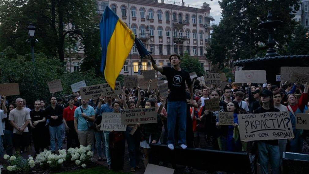Протести срещу Зеленски в Украйна, след като ограничи правомощията на антикорупционната служба