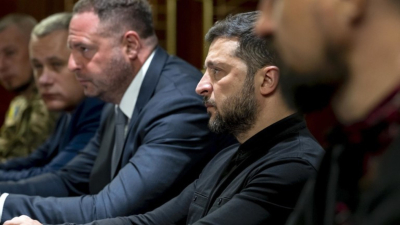 Като демократична държава Украйна е подложена на атака от два