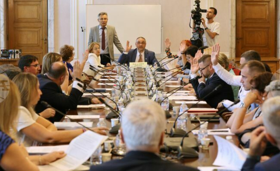 Просветният закон мина на първо четене в комисия - приеха часа по религии и забрана за телефони