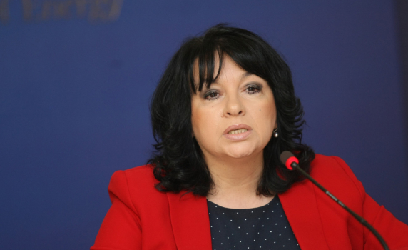 Петкова: Радев и неговите шарлатани дестабилизираха публичните финанси. На слаб президент еврото му е виновно