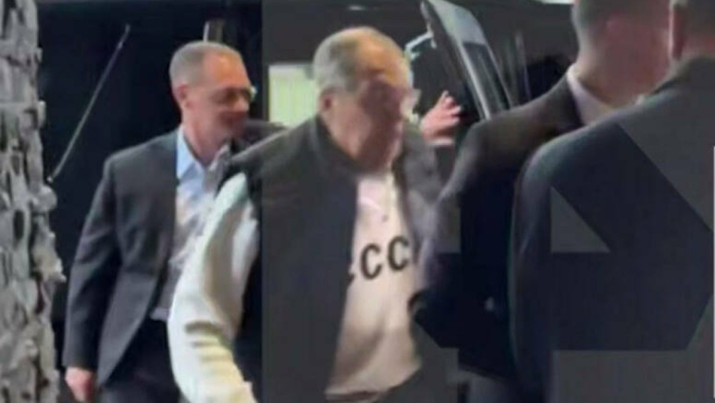 Лавров пристигна в Аляска с блуза „СССР“ (видео)