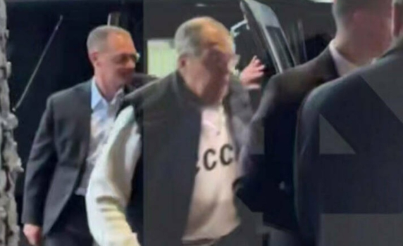 Лавров пристигна в Аляска с блуза „СССР“ (видео)
