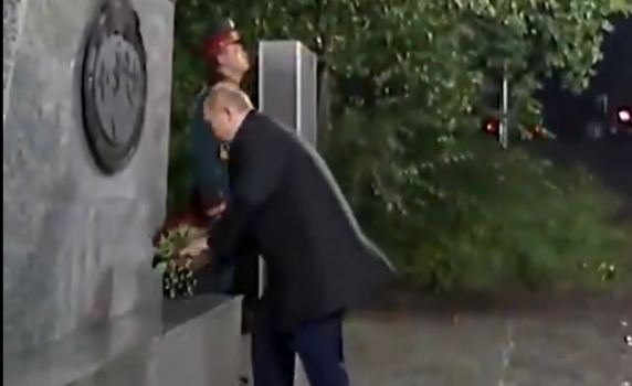 Преди срещата с Тръмп Путин положи цветя на мемориал за американско-съветското сътрудничество в Магадан