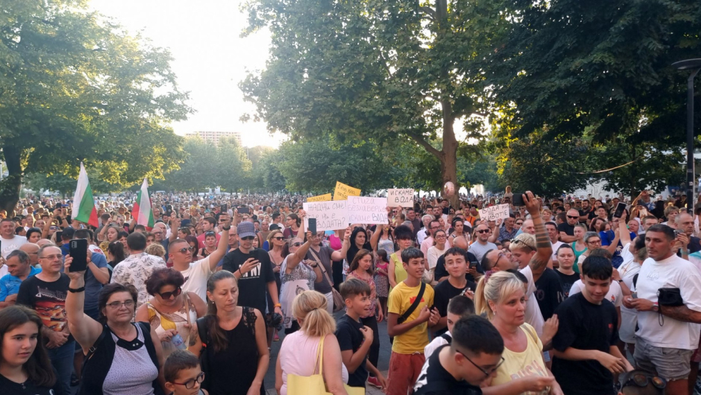 Гневни заради безводието плевенчани затрупаха с празни туби входа на общината