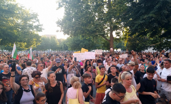 Гневни заради безводието плевенчани затрупаха с празни туби входа на общината