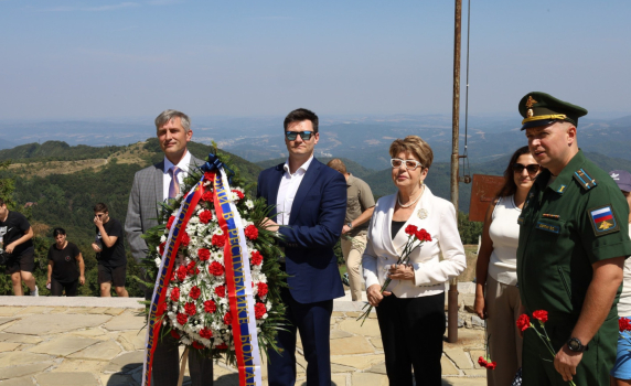 Митрофанова положи цветя на Паметника на свободата за 148 години от Шипченската епопея