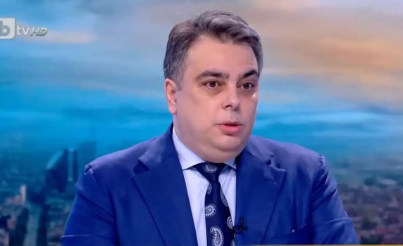 Асен Василев: За една година задлъжняхме колкото за три