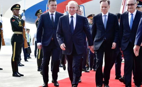 Какво се очаква от необичайно дългото посещение на Путин в Китай
