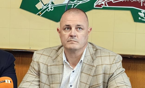 Шефът на полицията в Русе бил пребит пред жена си и детето, негов приятел направил забележката. Нападателите знаели кого удрят