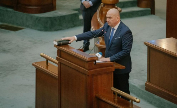 Премиерът Боложан: Румъния взима на заем 30 млрд. евро годишно и не може да продължава повече така