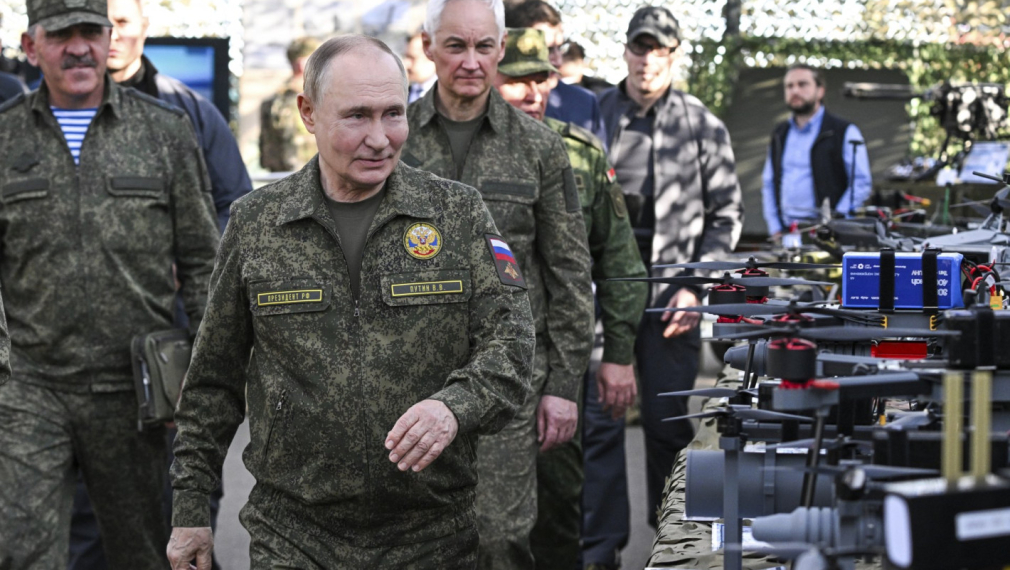 Путин във военна униформа: 100 000 бойци участват в ученията "Запад 2025"