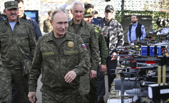 Путин във военна униформа: 100 000 бойци участват в ученията "Запад 2025"